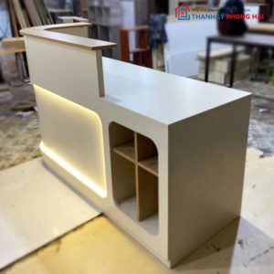 Quầy Lễ Tân Bo Cong Có LED Kèm Kệ Trang Trí Mới 99%
