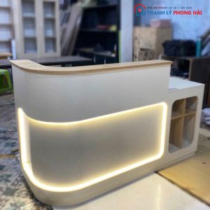 Quầy Lễ Tân Bo Cong Có LED Kèm Kệ Trang Trí Mới 99%