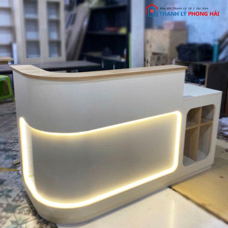 quay-le-tan-bo-cong-co-led-4 Quầy Lễ Tân Bo Cong Có LED Kèm Kệ Trang Trí Mới 99%