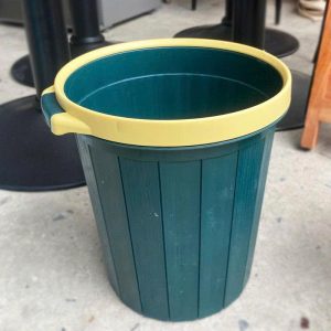Thùng Rác Nhựa Cũ Nhiều Loại