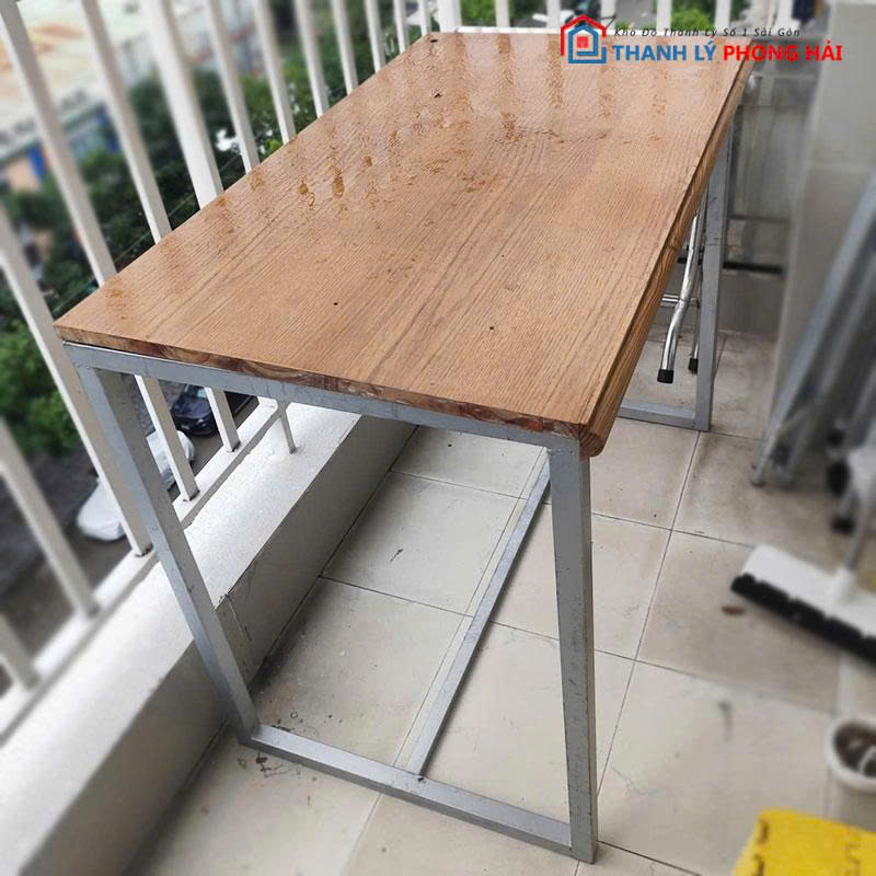 ban-go-chan-sat-kieu-don-gian-cu Bàn Gỗ Chân Sắt Kiểu Đơn Giản Cũ