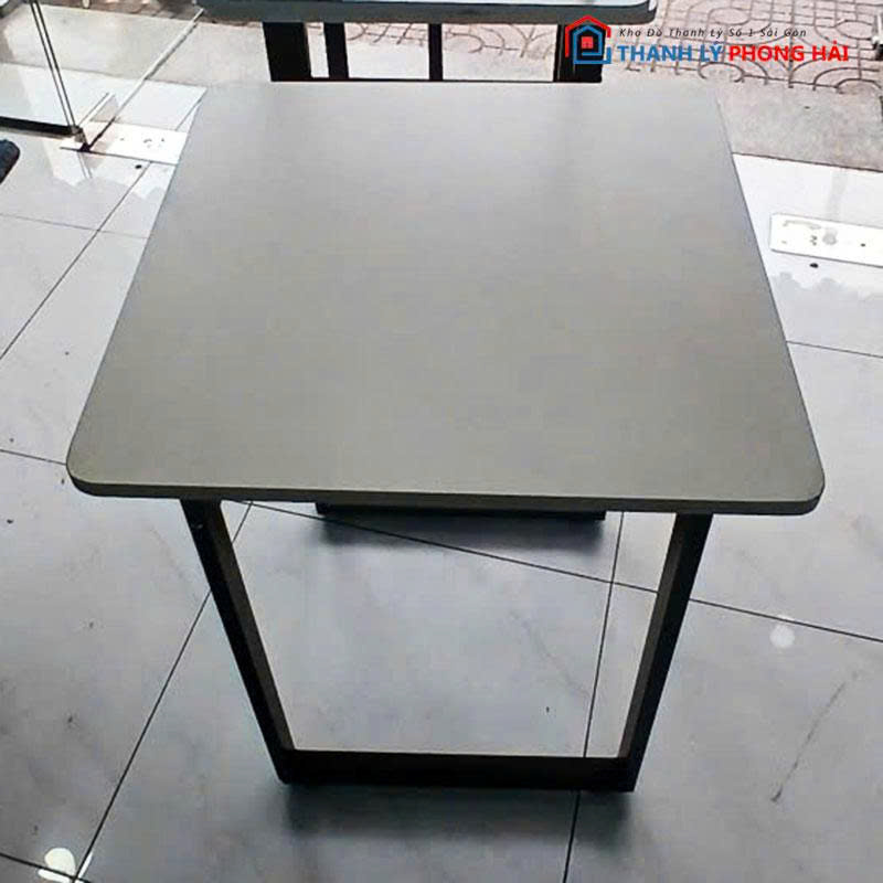 ban-vuong-mat-go-cong-nghiep-60cm-cu-2 Bàn Vuông Mặt Gỗ Công Nghiệp 60cm Cũ