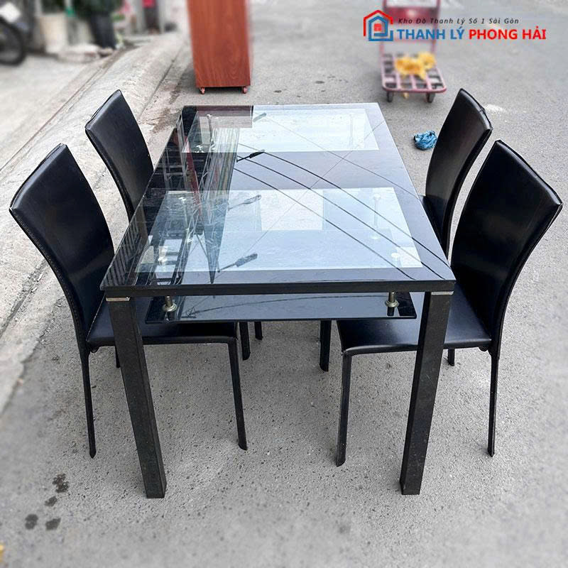 bo-ban-an-mat-kinh-kem-4-ghe-boc-da-cu-1 Bộ Bàn Ăn Mặt Kính Kèm 4 Ghế Bọc Da Cũ
