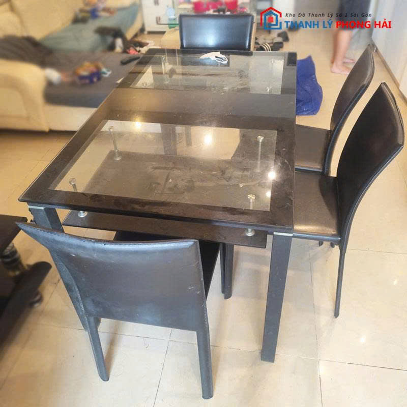 bo-ban-an-mat-kinh-kem-4-ghe-boc-da-cu-3 Bộ Bàn Ăn Mặt Kính Kèm 4 Ghế Bọc Da Cũ