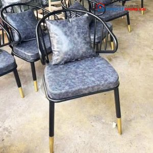 Bộ Bàn Ghế Cafe Bành Kèm Gối Mới 99%