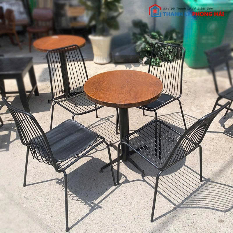 bo-ban-ghe-cafe-cu-mat-go-kem-4-ghe-1 Bộ Bàn Ghế Cafe Cũ Mặt Gỗ Kèm 4 Ghế Khung Sắt