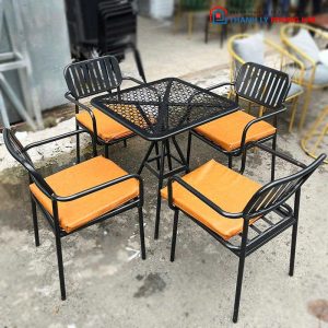 Bộ Bàn Ghế Sắt Kèm Đệm Lót Mới 99%
