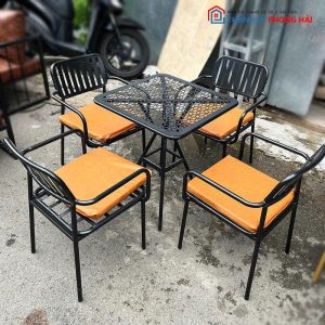 Bộ Bàn Ghế Sắt Kèm Đệm Lót Mới 99%