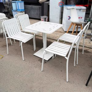 Bộ Bàn Ghế Sắt Sân Vườn Màu Trắng Mới 99%