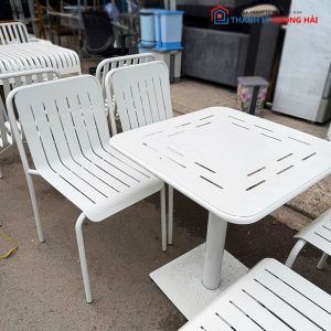 Bộ Bàn Ghế Sắt Sân Vườn Màu Trắng Mới 99%