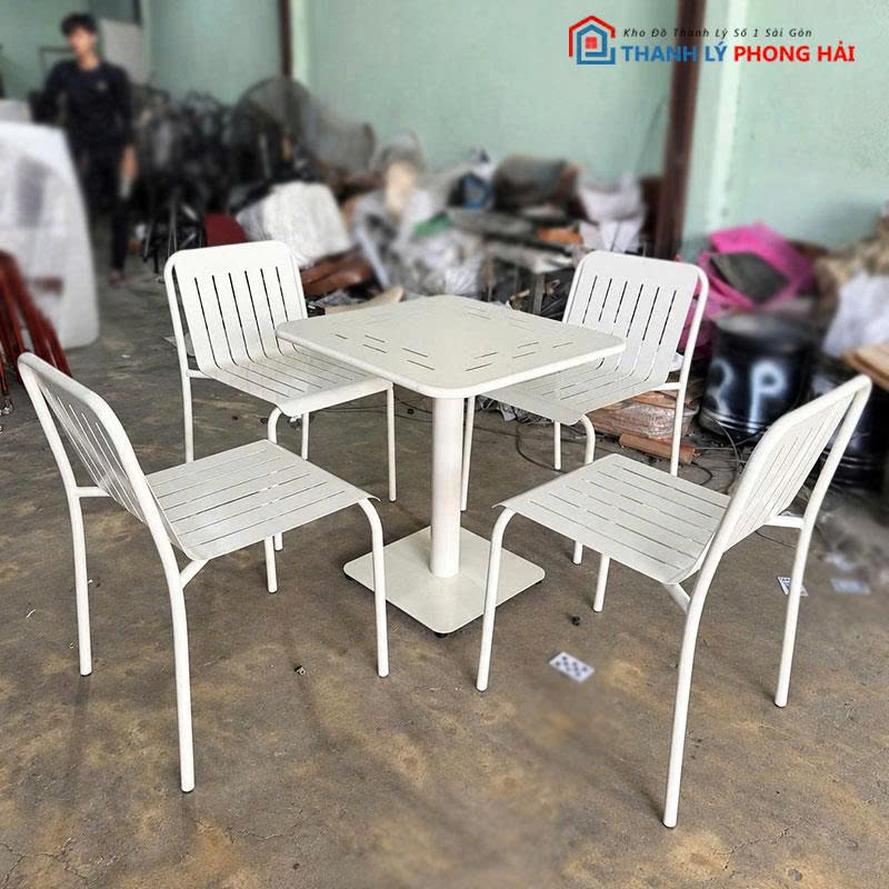 bo-ban-ghe-sat-san-vuon Bộ Bàn Ghế Sắt Sân Vườn Màu Trắng Mới 99%