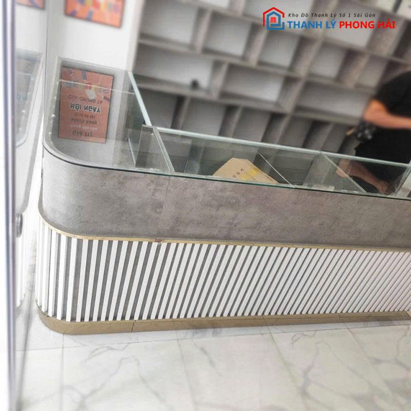 quay-ban-hang-2m57-nan-doc-2 Quầy Bán Hàng 2m57 Nan Dọc Kèm Tủ Kiếng Cũ