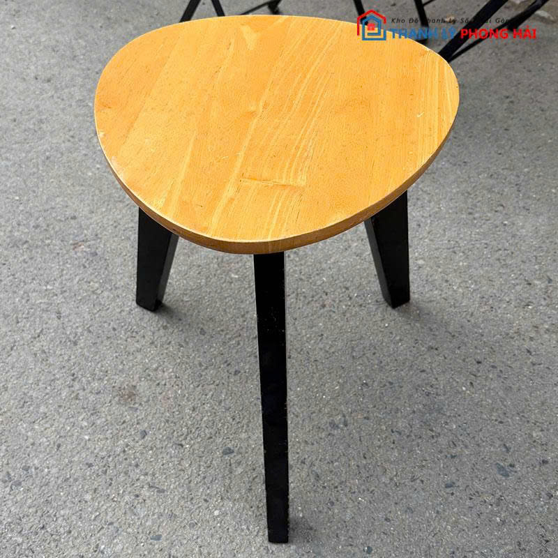 ban-cafe-thap-cu-3-chan-mat-go-nho-gon-1 Bàn Cafe Thấp Cũ 3 Chân Mặt Gỗ Nhỏ Gọn
