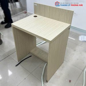 Bàn Đơn Có Tấm Chắn Phía Trước Và Lỗ Đi Dây Cũ