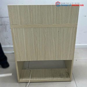 Bàn Đơn Có Tấm Chắn Phía Trước Và Lỗ Đi Dây Cũ