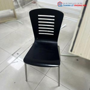 Ghế Nhựa Uốn Cong Cũ Không Tay Vịn